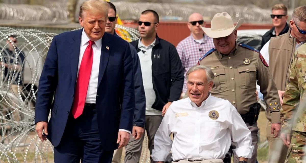 Donald Trump junto a Greg Abbott, gobernador de Texas. Donald Trump junto a Greg Abbott, gobernador de Texas.