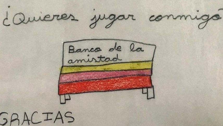 Una alumna de 9 años propuso un banco de colores para que nadie se quede solo