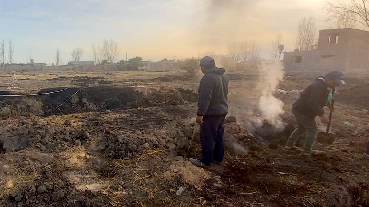 El extraño fenómeno de los inusuales incendios en Mendoza, donde brota humo del subsuelo en la zona de Kilómetro Ocho, en Guaymallén, preocupa a los vecinos y a las autoridades por lo inverosímil de la situación y el peligro que significa.