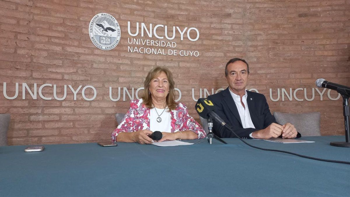 La rectora, Esther Sánchez, y el vicerrector, Gabriel Fidel, durante la conferencia de prensa que brindaron días atrás.