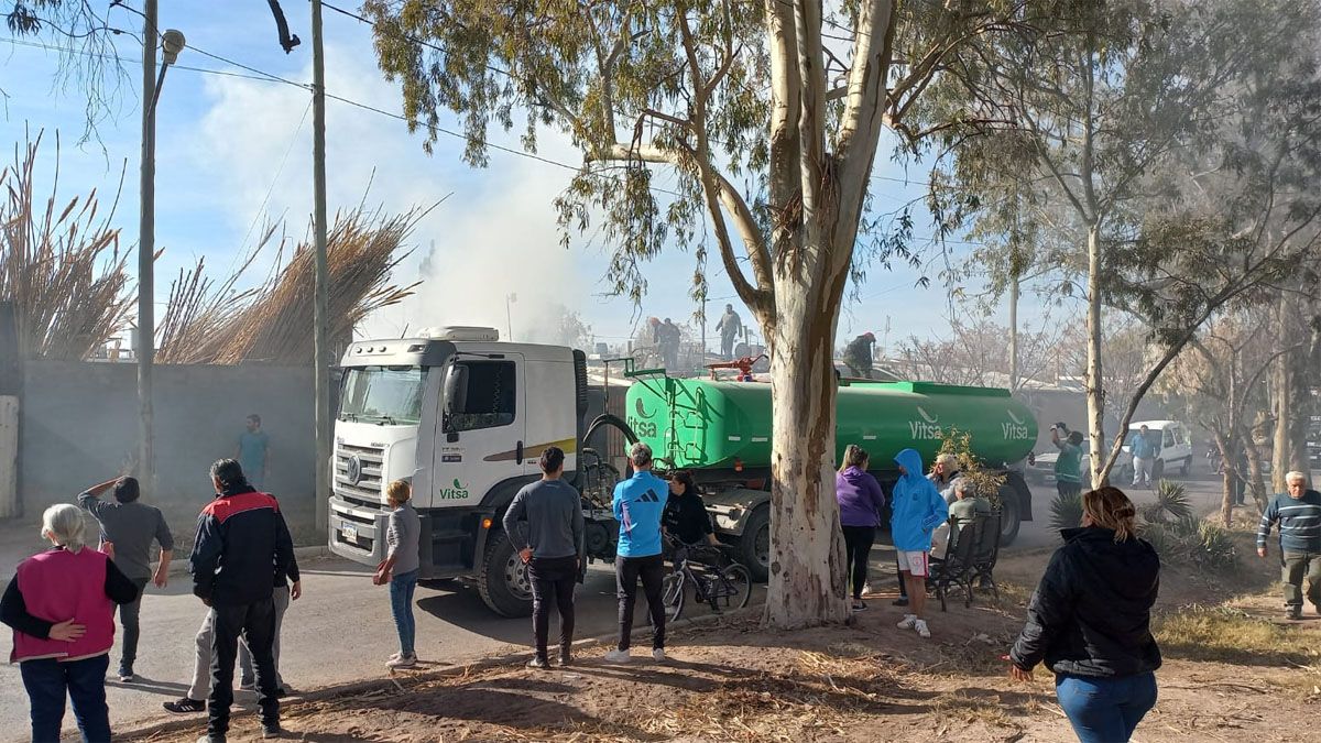 Las víctimas fueron auxiliadas por los vecinos que ayudaron con baldes con agua para controlar las llamas, además de llamar al 911. Las víctimas fueron auxiliadas por los vecinos que ayudaron con baldes con agua para controlar las llamas, además de llamar al 911.