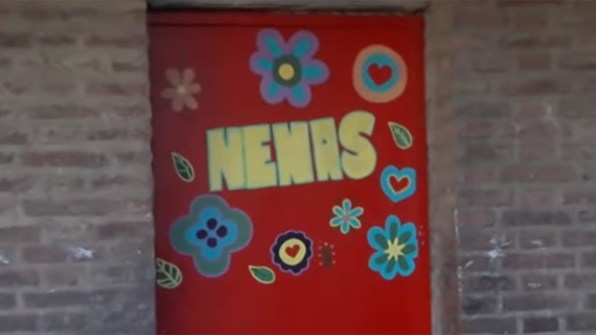 Puerta del baño de la escuela donde habría ocurrido el ultraje.