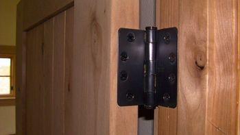 Cómo arreglar la bisagra de una puerta caída que no cierra o arrastra con el piso