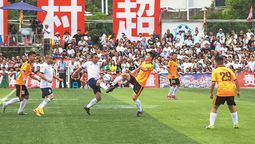 Dos equipos se enfrentan en un partido de la Superliga de las Aldeas en el condado de Rongjiang, provincia de Guizhou. LUO JINGLAI / PARA CHINA DAILY.