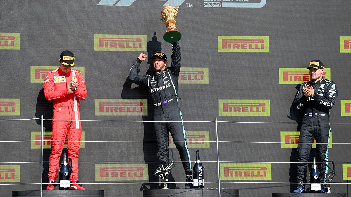 Hamilton sacó de carrera a Verstappen y volvió al triunfo