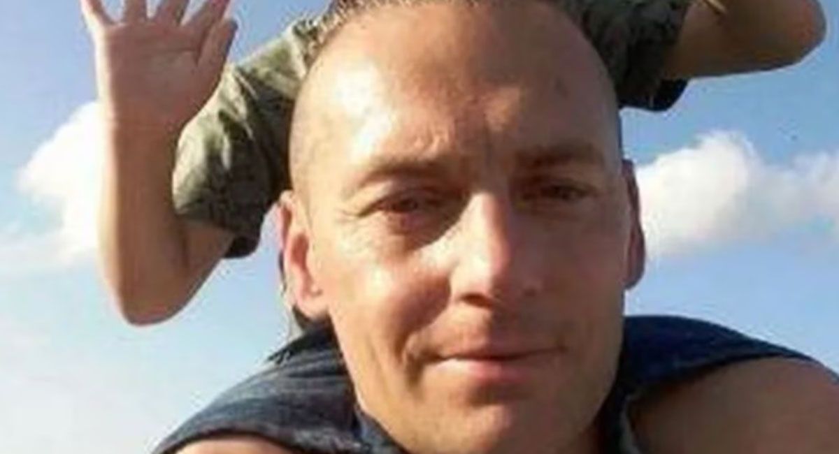 Una dolorosa situación vivió una familia en un cementerio cuando un hombre se descompensó durante el velorio de su hijo y murió. Una dolorosa situación vivió una familia en un cementerio cuando un hombre se descompensó durante el velorio de su hijo y murió.