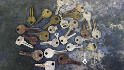 Convierte tus llaves viejas en hermosos adornos navideños Convierte tus llaves viejas en hermosos adornos navideños