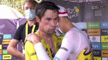 Tadej Pogacar le arrebató la malla líder a Primoz Roglic