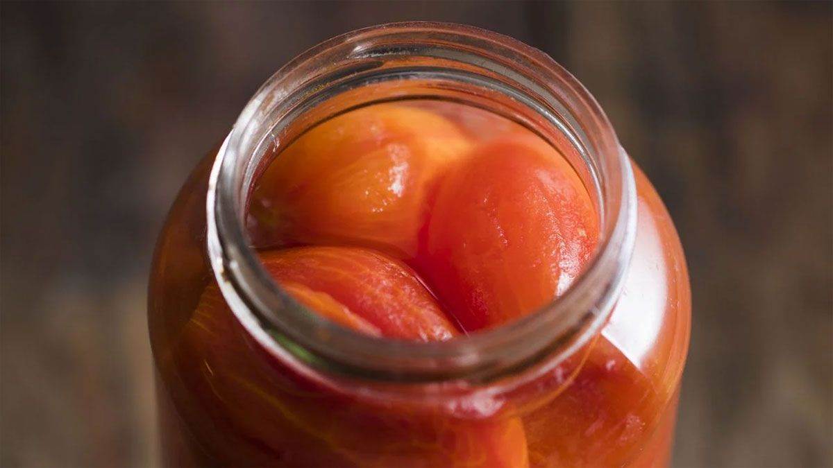 Los tomates en conserva, elaborados a partir de una simple receta, se pueden consumir todo el año.