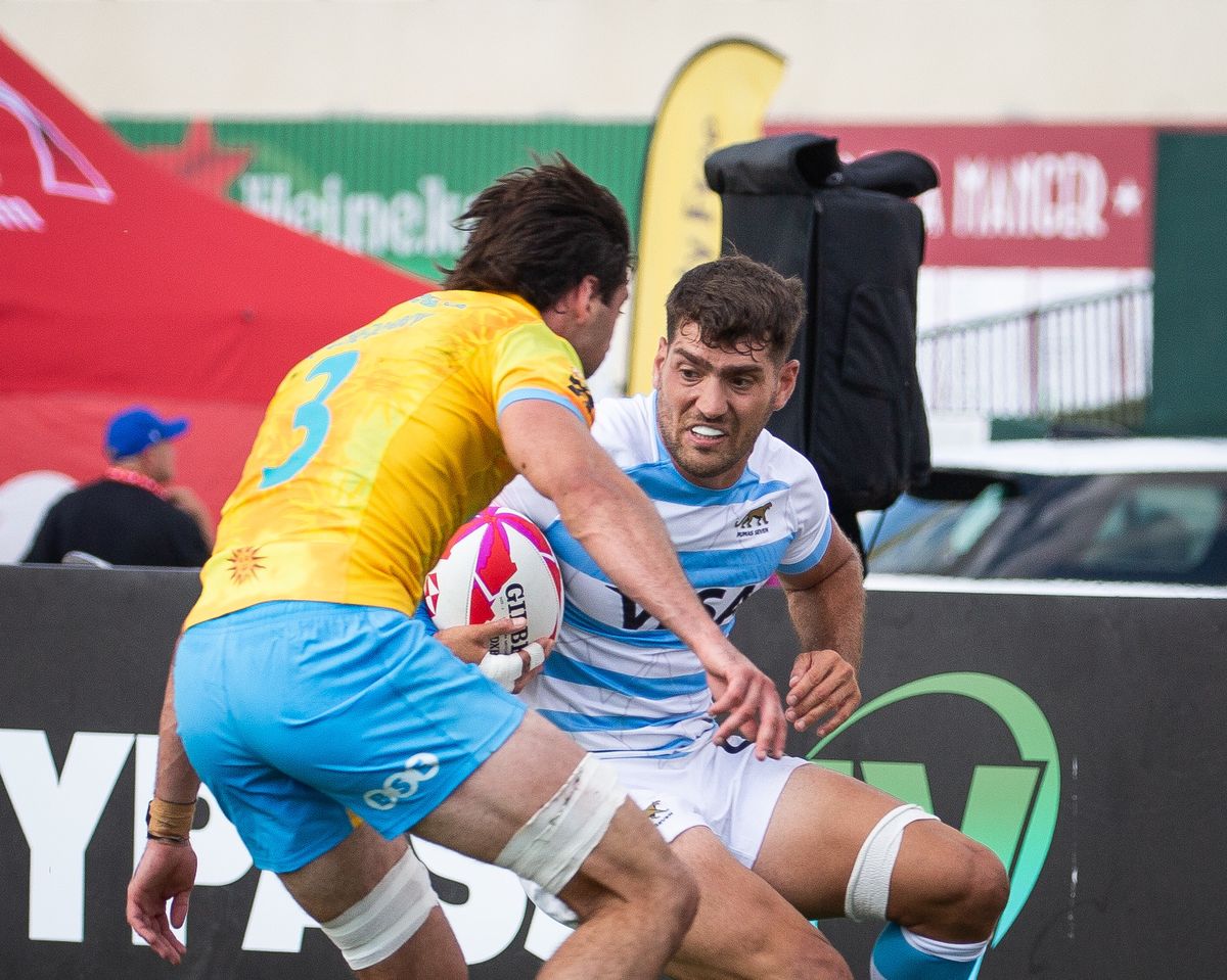 Los Pumas 7s ganaron sus primeros partidos en el Seven de Dubai. Los Pumas 7s ganaron sus primeros partidos en el Seven de Dubai.