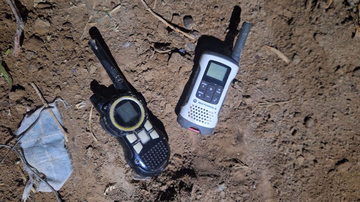 Dos delincuentes fueron detenidos a metros de la casa donde entraron a robar y les secuestraron dos radios, además de armas y ropa de la Federal. Dos delincuentes fueron detenidos a metros de la casa donde entraron a robar y les secuestraron dos radios, además de armas y ropa de la Federal.