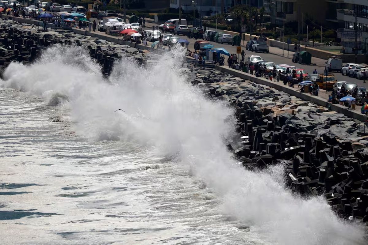 Las marejadas tienen en jaque a las playas de Chile visitadas por argentinos y mendocinos. Las marejadas tienen en jaque a las playas de Chile visitadas por argentinos y mendocinos.