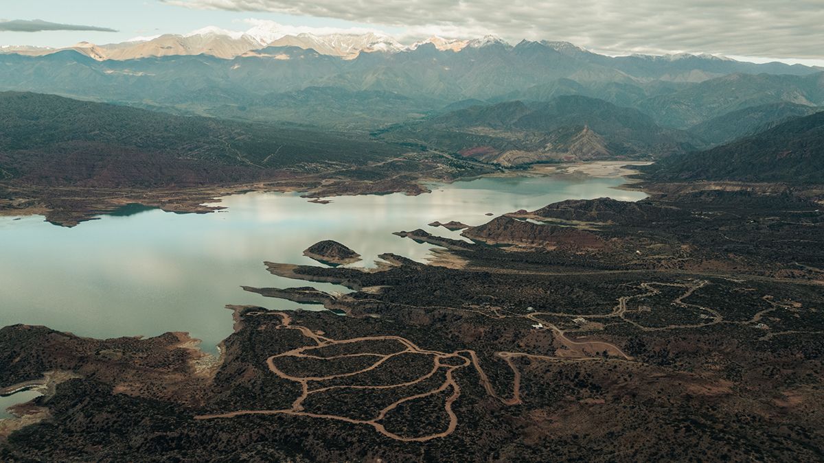 El margen norte de Potrerillos, el sector más silencioso del lago, donde el paisaje se ve mejor: bahías naturales, penínsulas, laderas y el Cordón del Plata reflejado en el agua. El margen norte de Potrerillos, el sector más silencioso del lago, donde el paisaje se ve mejor: bahías naturales, penínsulas, laderas y el Cordón del Plata reflejado en el agua.