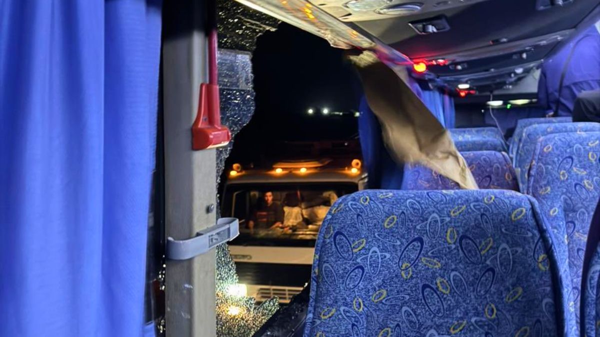 Los micros continuaron el viaje con los cristales rotos. Los micros continuaron el viaje con los cristales rotos.