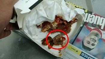 ¡Asco! encontró la cabeza de una rata en la hamburguesa