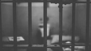 Asesinó con un cuchillo al compañero de banco de su hija y lo condenan a muerte