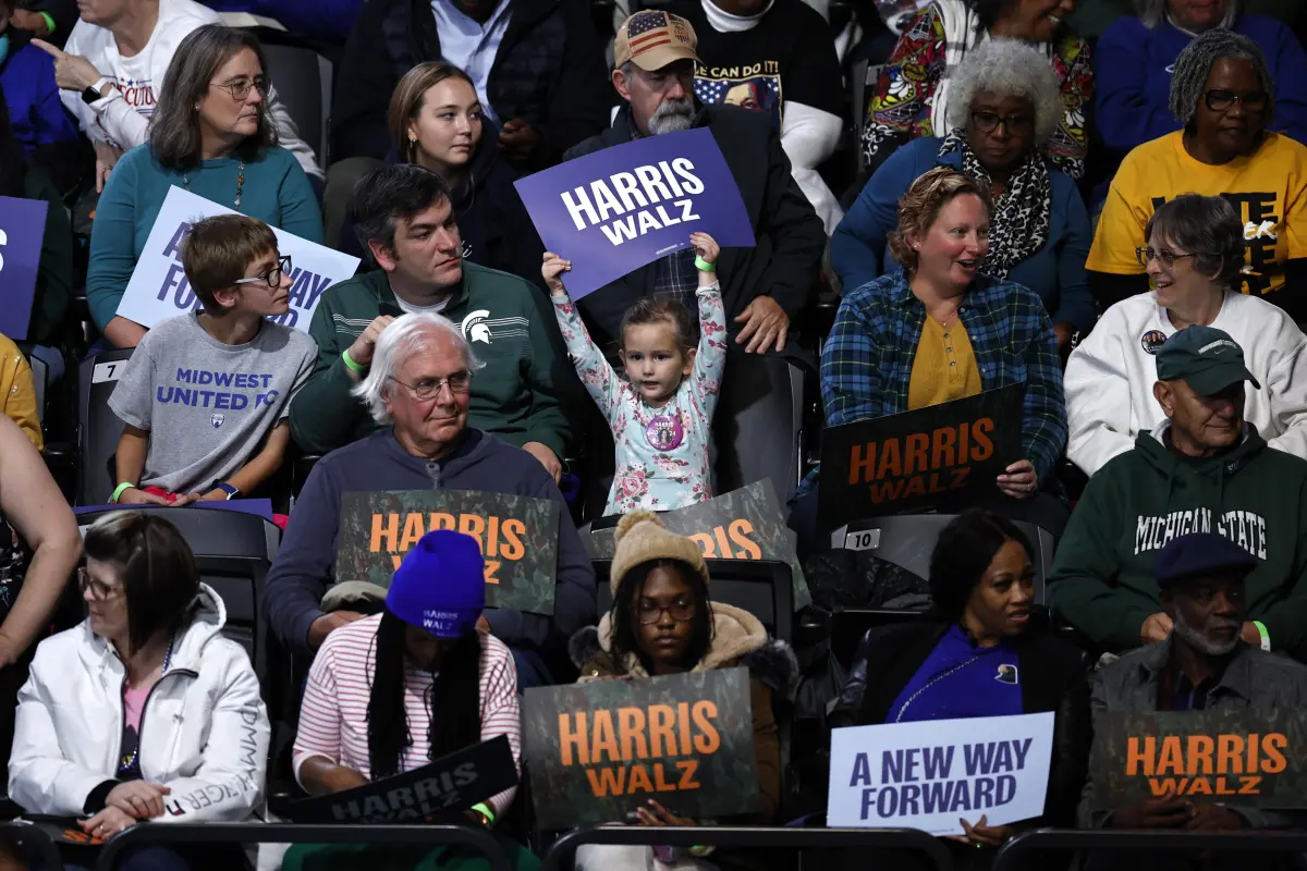 Partidarios de Kamala Harris, reaccionan durante un mitin de Get Out the Vote en East Lansing, Michigan en Estados Unidos. Crédito: EFE/CJ Gunther. Partidarios de Kamala Harris, reaccionan durante un mitin de Get Out the Vote en East Lansing, Michigan en Estados Unidos. Crédito: EFE/CJ Gunther.