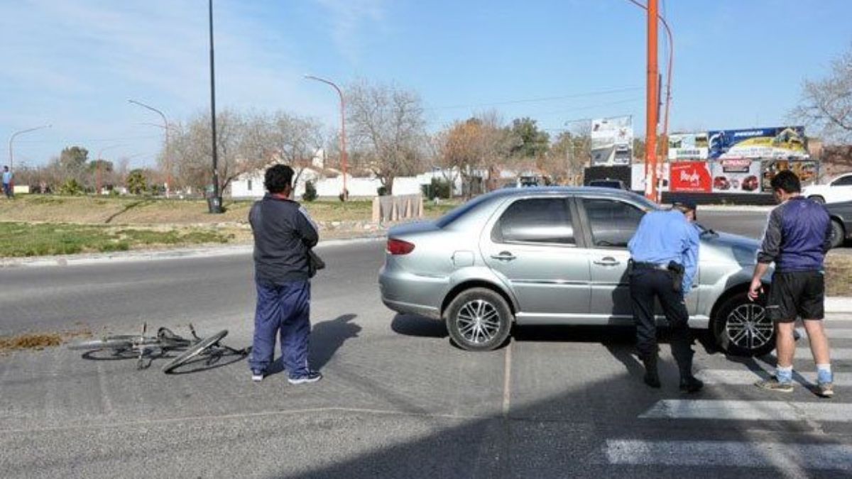 La triste imagen de la bicicleta tirada tras un accidente de tránsito. En Mendoza el accidente fatal ha sido algo inusualmente común, con seis muertos para lamentar.