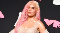 Karol G deja ver todo a través de sus transparencias y paraliza los premios MTV