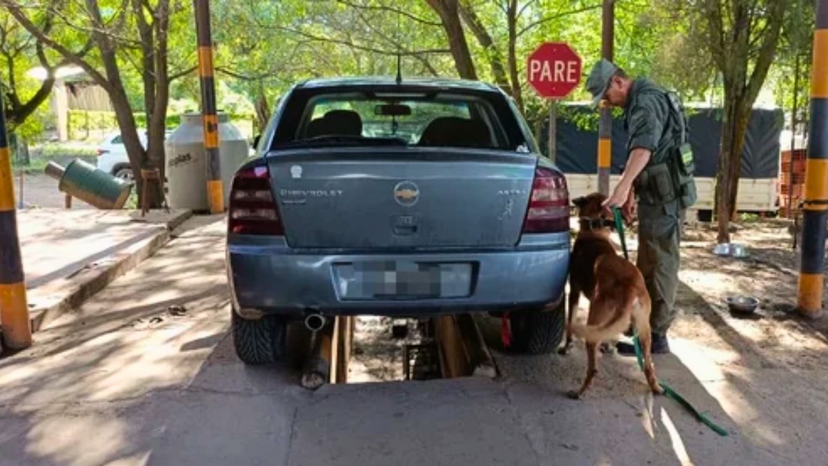 El auto en el que circulaba la familia con coca&iacute;na. Foto: Gendarmer&iacute;a Nacional.