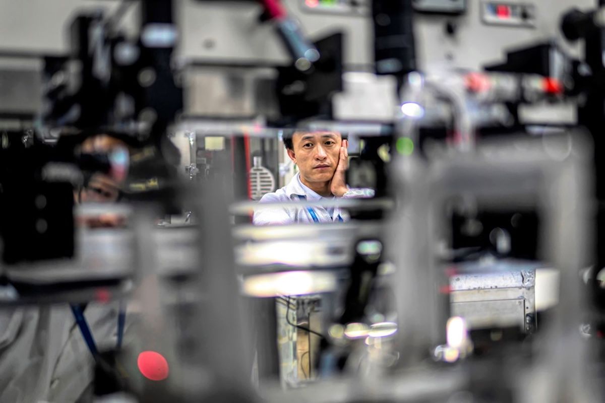 Un empleado trabaja en la producción de cables ópticos en China. Crédito: EFE/Aleksandar Plavevski. Un empleado trabaja en la producción de cables ópticos en China. Crédito: EFE/Aleksandar Plavevski.