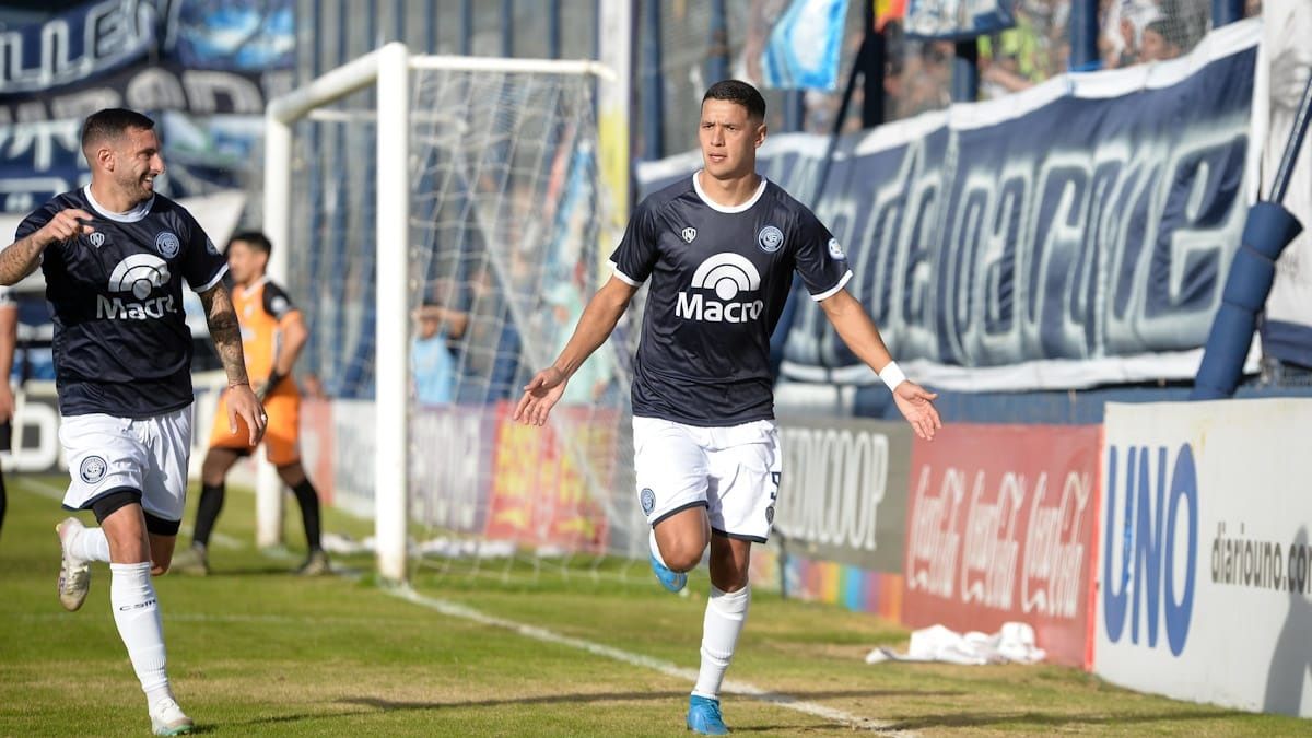 Ezequiel Ham festeja el gol de Alex Arce ante Chaco For Ever. Ezequiel Ham festeja el gol de Alex Arce ante Chaco For Ever.