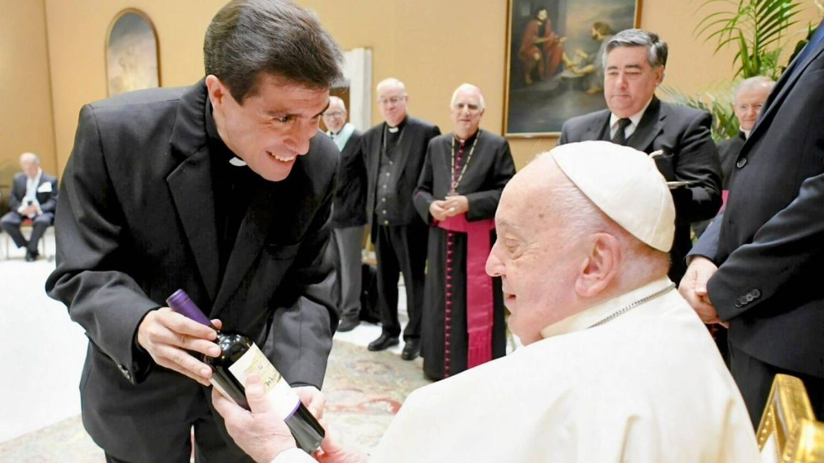 Un vino de San Martín, los pagos del cura y obstetra Leonardo Di Carlo. Un vino de San Martín, los pagos del cura y obstetra Leonardo Di Carlo.