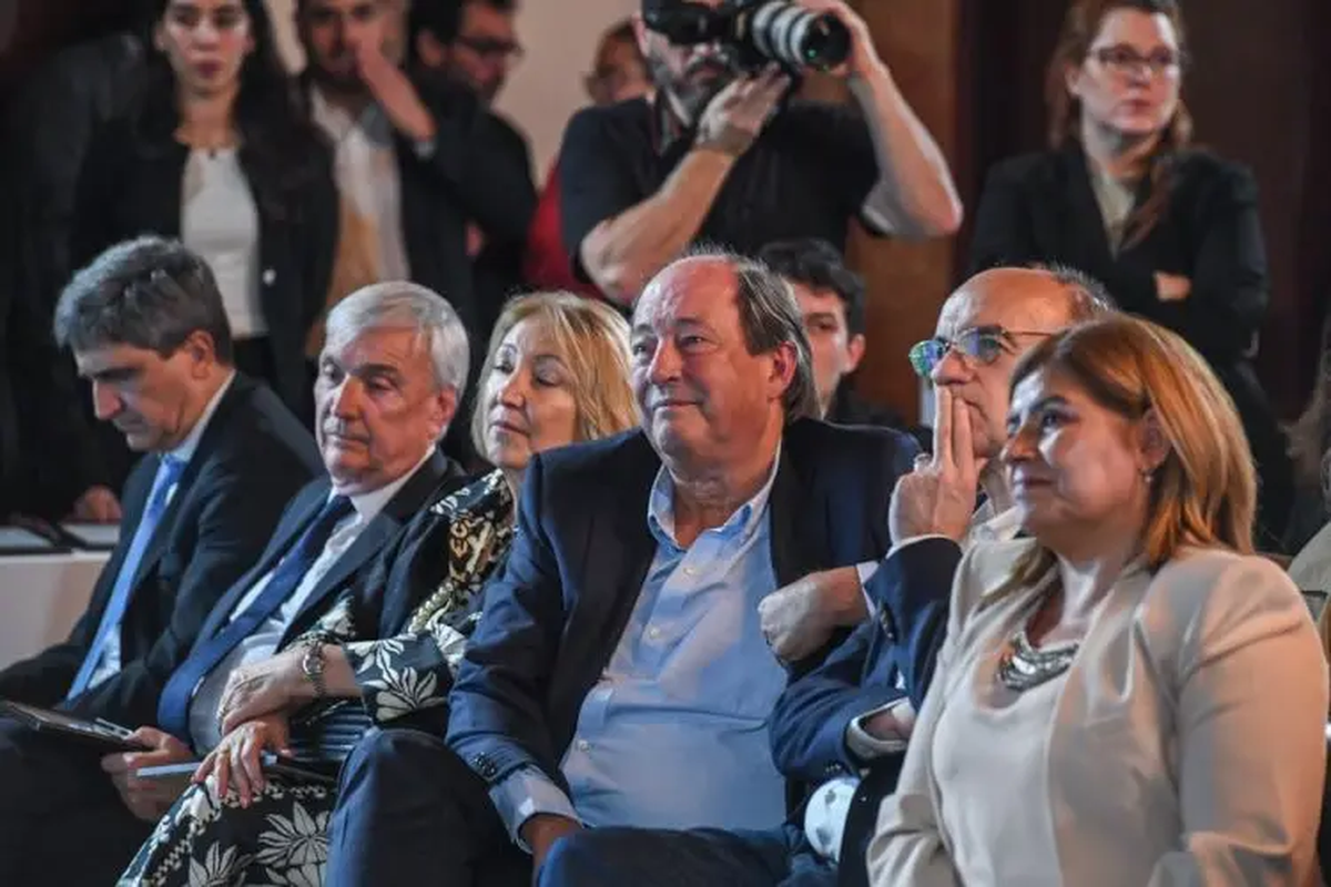 Radicales. El sanrafaelino Ernesto Sanz rodedo por Silvia Giacoppo, Álvaro González y Clara Vega. Radicales. El sanrafaelino Ernesto Sanz rodedo por Silvia Giacoppo, Álvaro González y Clara Vega.