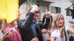 El último paso de Javier Milei por la provincia. En la foto, junto a Mercedes Llano, gran armadora.