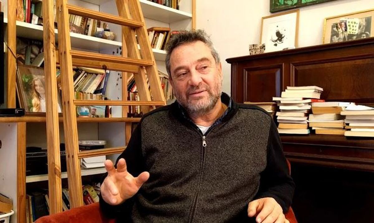 Daniel Guebel entre libros. Daniel Guebel entre libros.