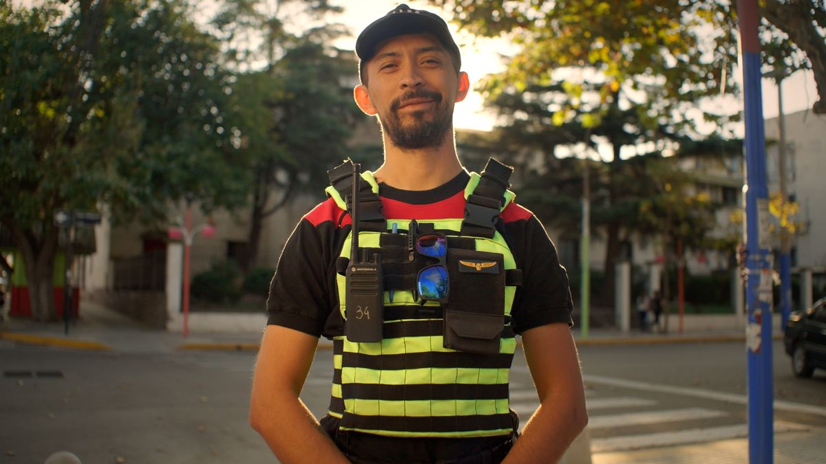 Un policía, vecino de Las Heras, fue otro de los homenajeados y elegido para la nueva identidad de comunicación. Del rosa se pasó al naranja. Un policía, vecino de Las Heras, fue otro de los homenajeados y elegido para la nueva identidad de comunicación. Del rosa se pasó al naranja.