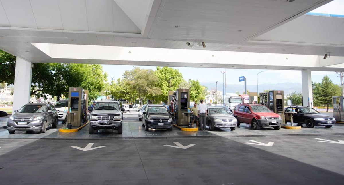 Shell de Colón y España: todas las bocas de expendio ocupadas, pero no hay stock de nafta premium V - Power Shell de Colón y España: todas las bocas de expendio ocupadas, pero no hay stock de nafta premium V - Power