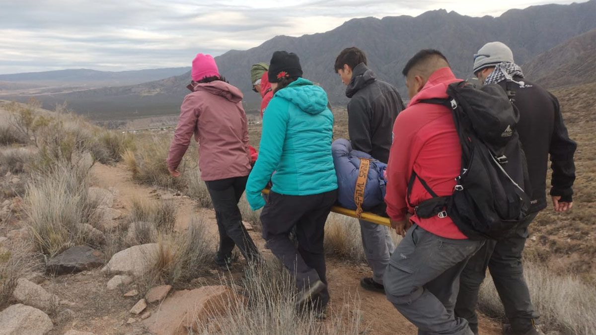 Tres policías de la Patrulla de Rescate auxiliaron a una mujer de 53 años que se fracturó el tobillo cuando bajaba del Cerro Comisión, en Cacheuta.