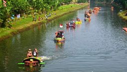 Indonesia construyen 43 barcos con 45.000 botellas de plásticos y evita que terminen en el drenaje