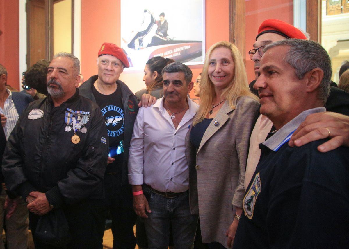 Veteranos de guerra junto a la secretaria de la Presidencia Karina Milei, hermana de Javier Milei. Veteranos de guerra junto a la secretaria de la Presidencia Karina Milei, hermana de Javier Milei.