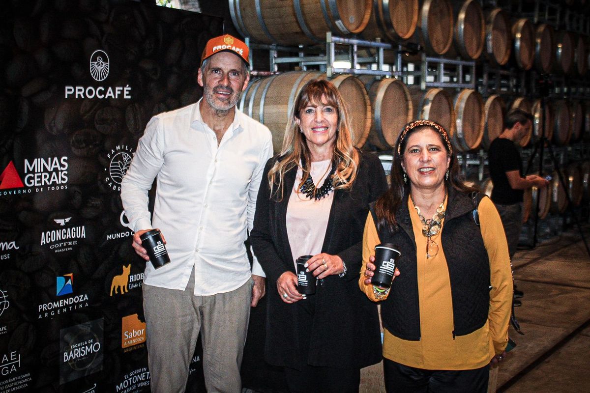 Rafael Manzanares junto a Patricia Giménez y Caro Suárez Garcés, de ProMendoza, participaron del Speciality Coffee Business (SCB). Rafael Manzanares junto a Patricia Giménez y Caro Suárez Garcés, de ProMendoza, participaron del Speciality Coffee Business (SCB).
