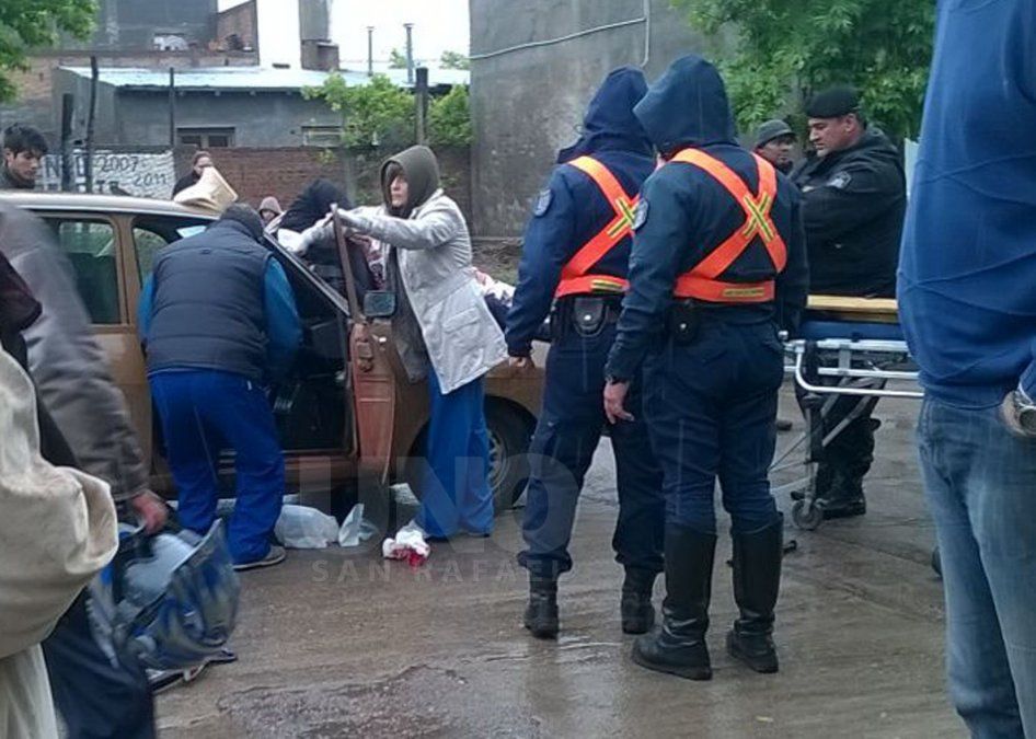 Una ciclista fue atropellada y terminó dentro de un automóvil