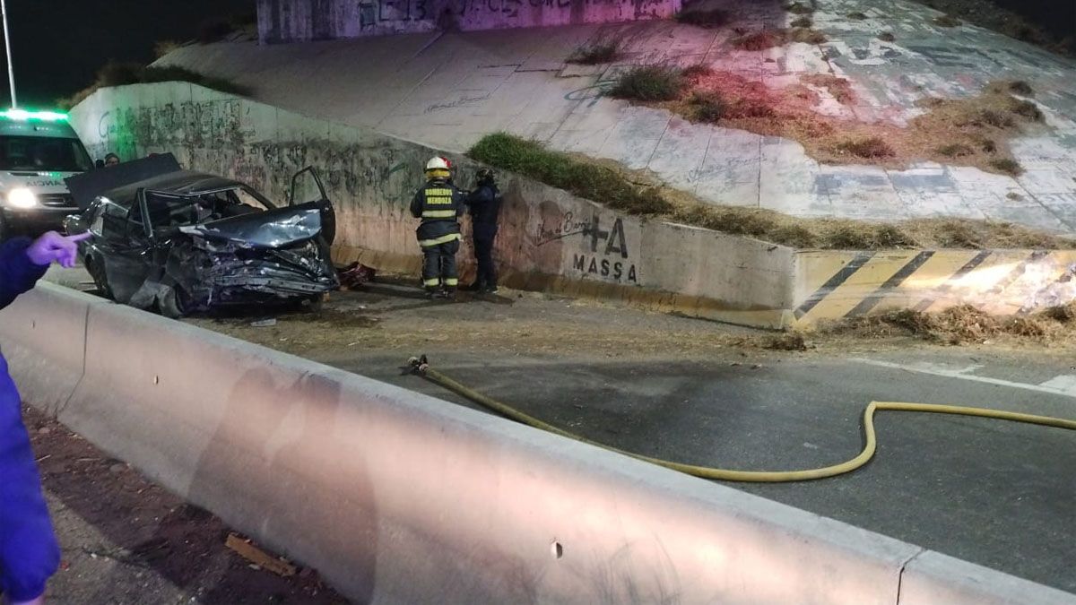 El joven conductor de 23 años habría perdido el control y chocó contra el paredón del puente de calle Tirasso, en Guaymallén. El joven conductor de 23 años habría perdido el control y chocó contra el paredón del puente de calle Tirasso, en Guaymallén.