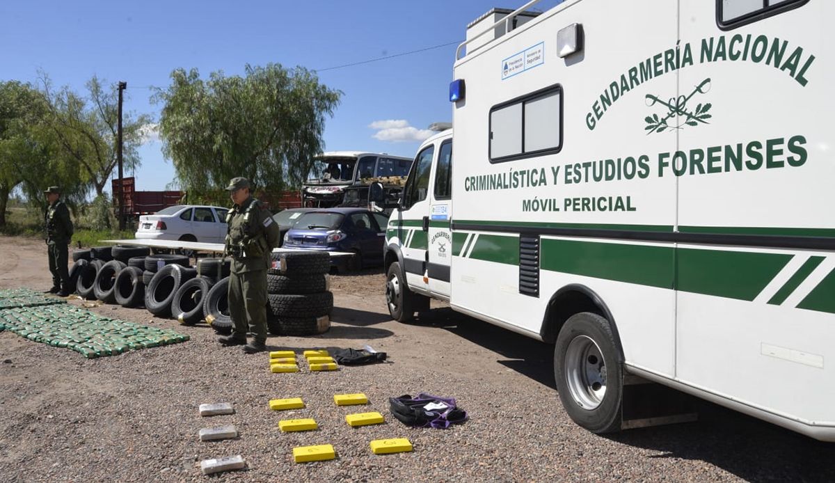 Gendarmería encontró cocaína, cubiertas de contrabando y hojas de coca en un micro que llegó a Mendoza desde Salta.