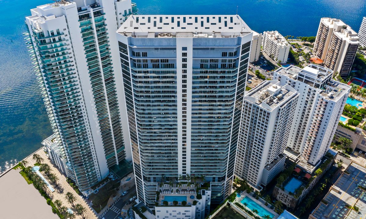 Brickell House en Miami fue diseñado originalmente con un sistema de estacionamiento automatizado de 420 espacios en 13 pisos. Brickell House en Miami fue diseñado originalmente con un sistema de estacionamiento automatizado de 420 espacios en 13 pisos.