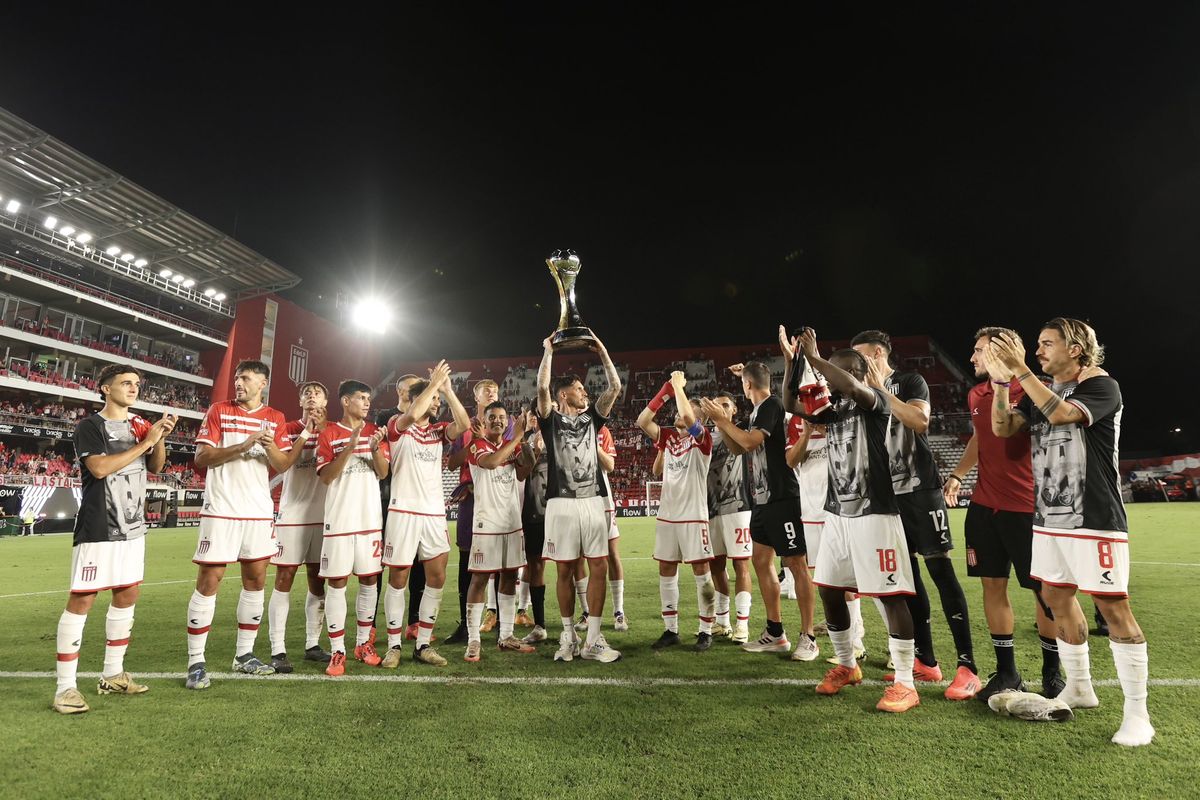 Estudiantes, con el debut de Cristian Medina, goleó a Racing de Montevideo. Estudiantes, con el debut de Cristian Medina, goleó a Racing de Montevideo.