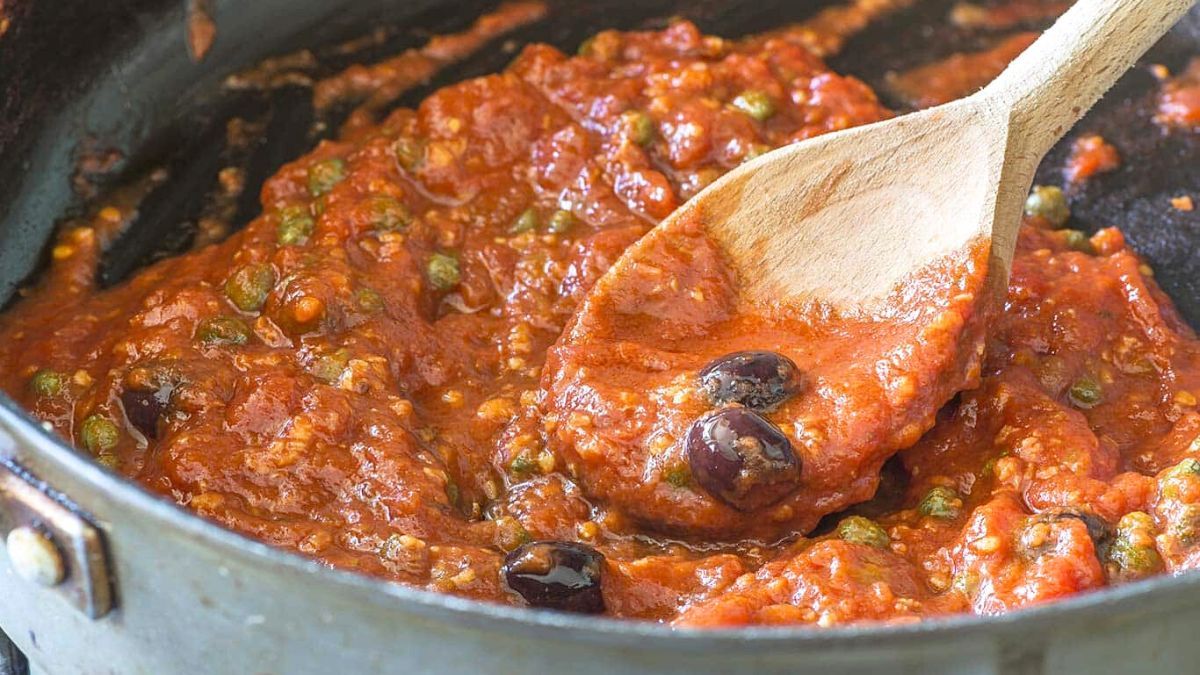 La salsa puttanesca lleva anchoas, aceitunas y alcaparras. Foto: gentileza recetinas.