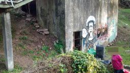 desalojaron a ocupas que vivieron dos anos en una pequena casa de la plaza