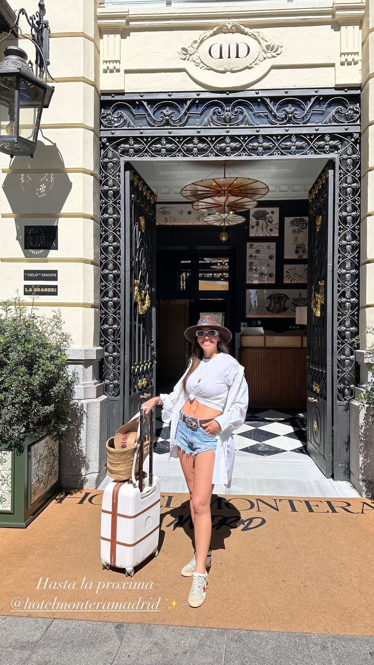 Desde Madrid, Floppy Tesouro es la reina de los shorts ultra XS al ras y paraliza el verano europeo.