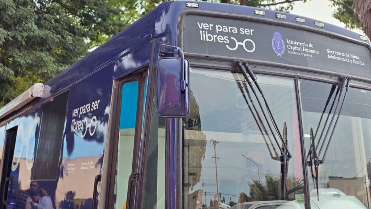 El operativo cuenta con un ómnibus oftalmológico equipado para realizar evaluaciones y con un laboratorio móvil que fabrica y entrega los anteojos en el momento, eliminando barreras de acceso. El operativo cuenta con un ómnibus oftalmológico equipado para realizar evaluaciones y con un laboratorio móvil que fabrica y entrega los anteojos en el momento, eliminando barreras de acceso.