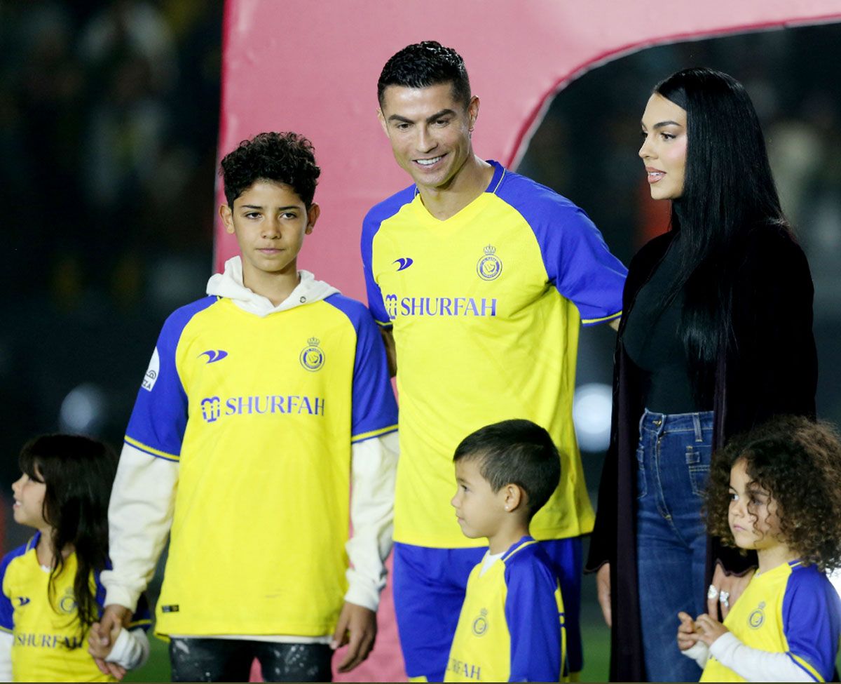 Cristiano Ronaldo fue presentado por el Al Nassr junto a su esposa y sus hijos