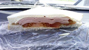 Indignación por la artimaña de un restaurante para hacer ver sus sándwiches mucho más llenos