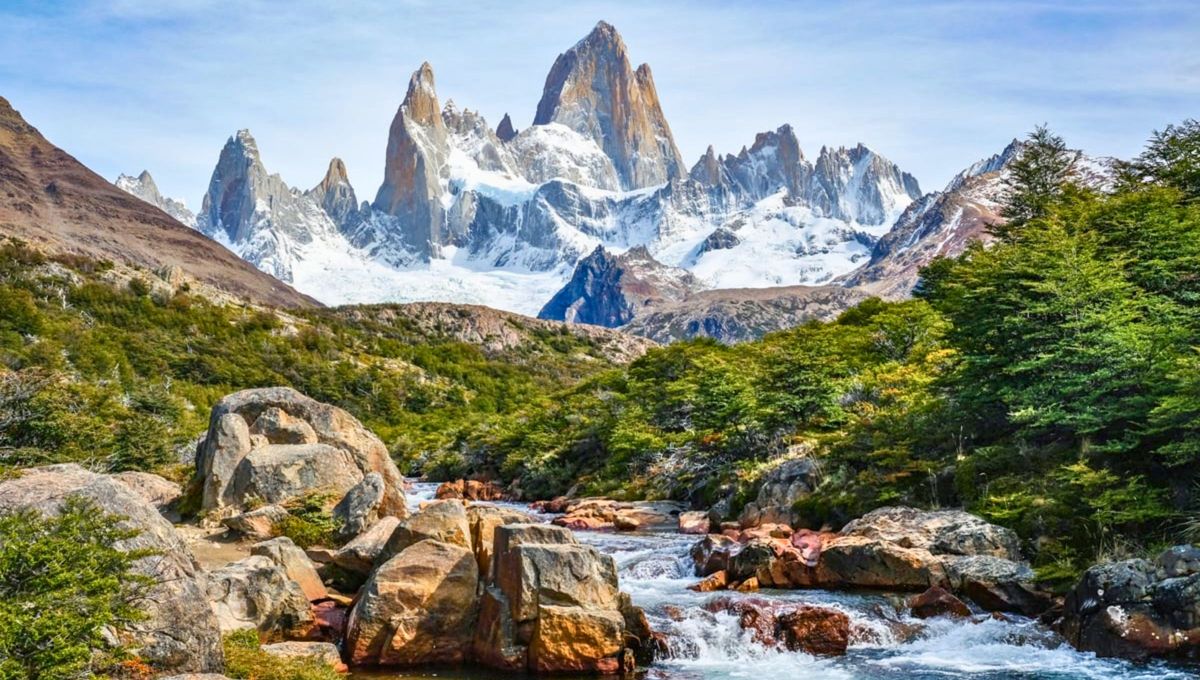 El monte Fitz Roy se encuentra en la Patagonia, en la frontera entre Argentina y Chile, y es visible desde el pueblo de El Chaltén, en la provincia de Santa Cruz, Argentina. El monte Fitz Roy se encuentra en la Patagonia, en la frontera entre Argentina y Chile, y es visible desde el pueblo de El Chaltén, en la provincia de Santa Cruz, Argentina.