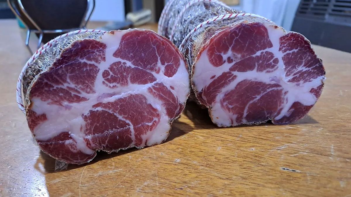 La bondiola casera se puede hacer con una receta que sale riqu&iacute;sima y est&aacute; lista en poco m&aacute;s de dos semanas.