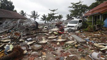 Crece el número de muertos por el tsunami en Indonesia